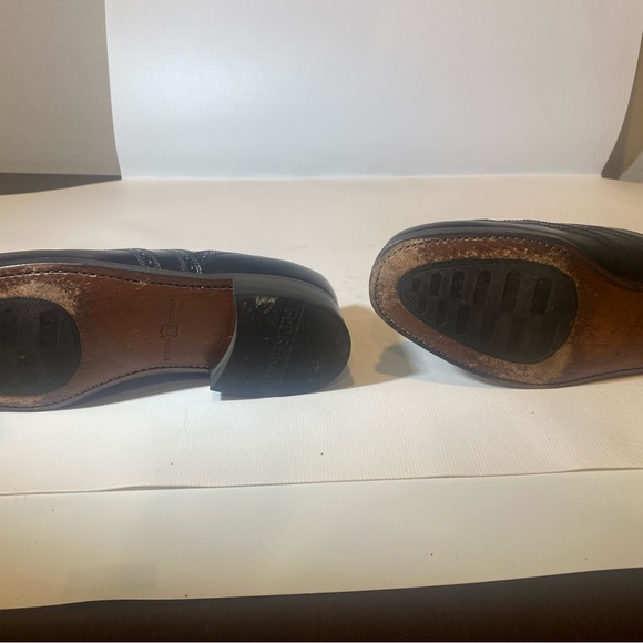 Black, Wing Tip, Mens Dress shoe by Florsheim in size 9.5. - Picture 4 of 7
